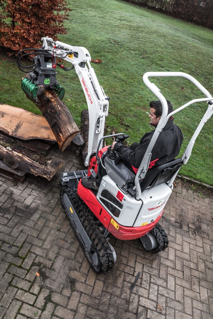 minigraver-takeuchi-tb210r-1
